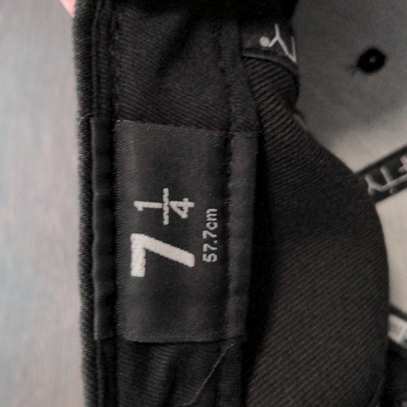 New Era Fitted Size 6 1/4 All Black New York Yankees Cap - Picture 5 of 6